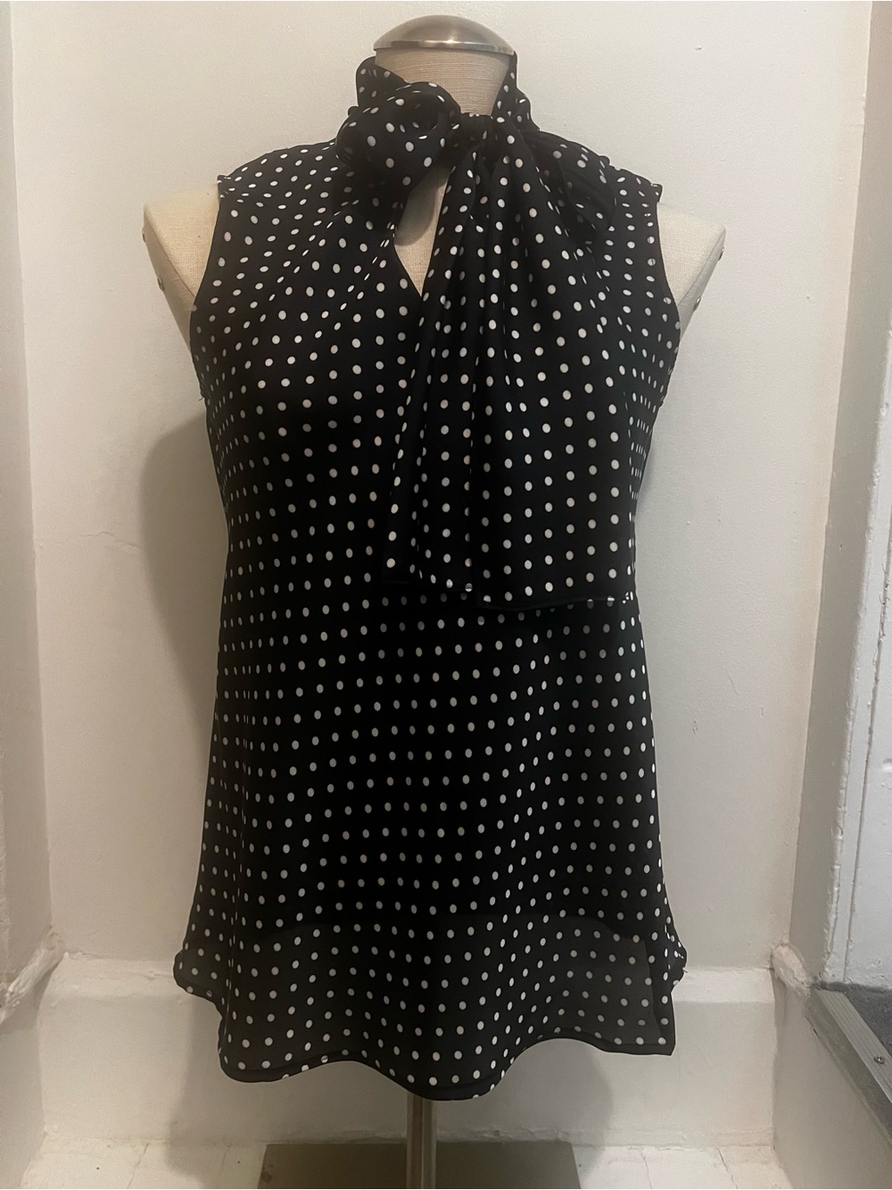 NINE WEST - Sleeveless Polka Dot Tie-Neck Top - Navy / White